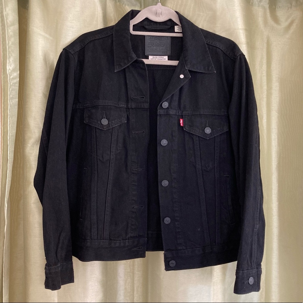 Barely worn Levi’s black denim jacket